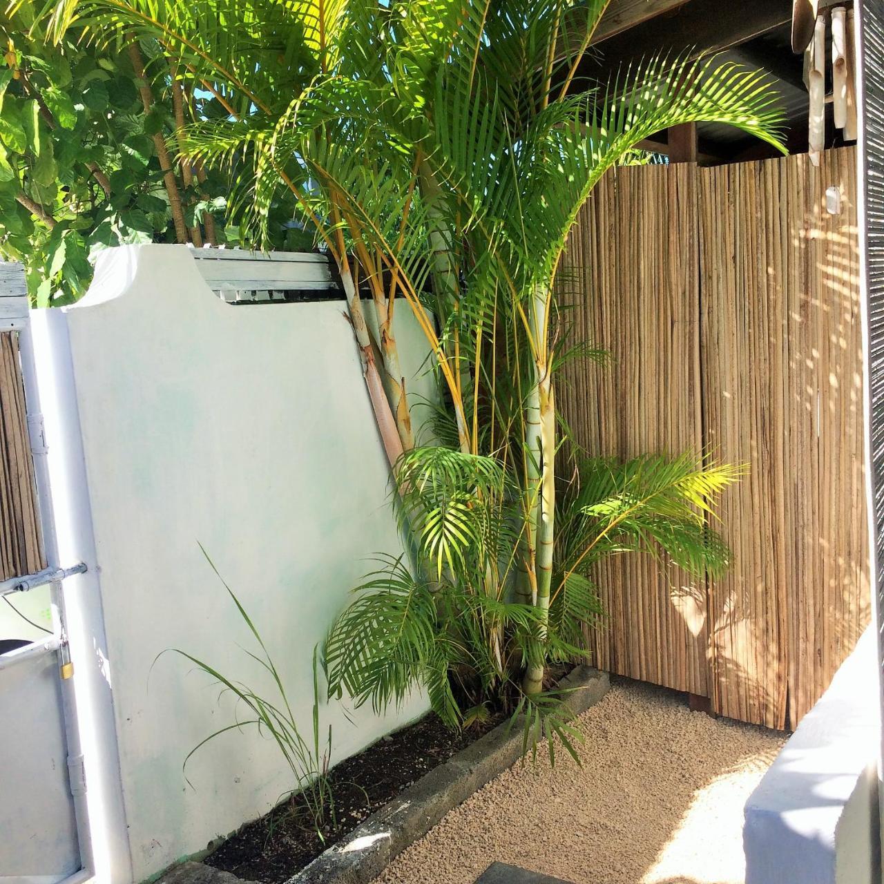 Holiday Surf Lodge Tamarin Exteriör bild